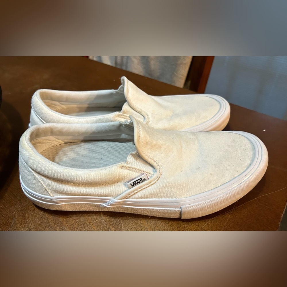Men’s 9.5 White Vans